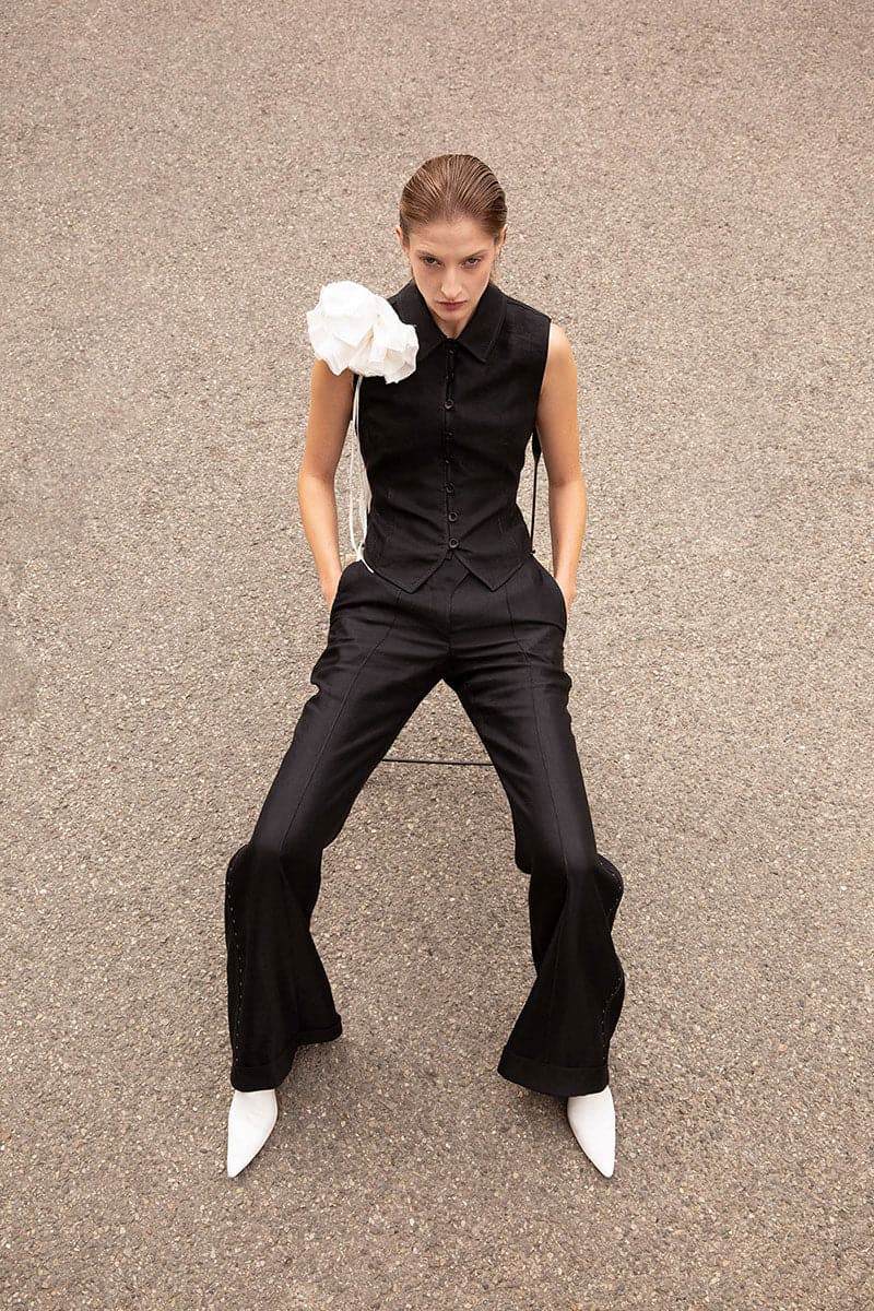 BLACK VEST WITH REMOVABLE WHITE ROSE - CULT MIA