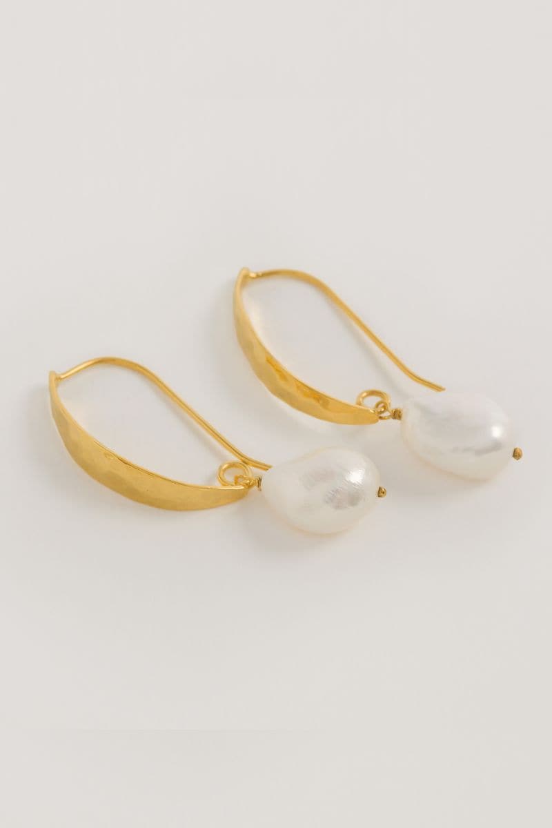 HAMMERED GOLD BAROQUE PEARL EARRINGS - CULT MIA