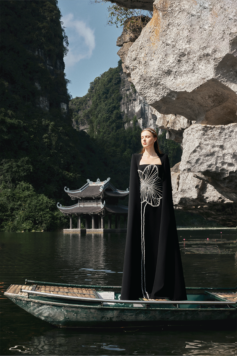 CRYSTAL FLORAL PATTERNED BLACK GOWN - CULT MIA