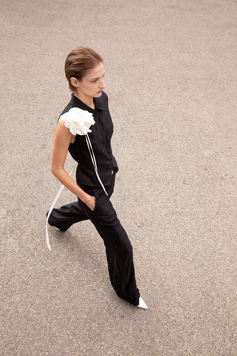 BLACK VEST WITH REMOVABLE WHITE ROSE - CULT MIA