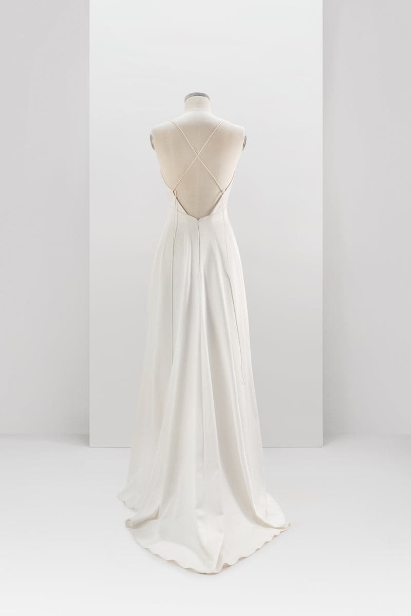 MINIMALISTIC SIMPLE GOWN WITH REMOVABLE MERINGUE FLOUNCES TRAIN - CULT MIA