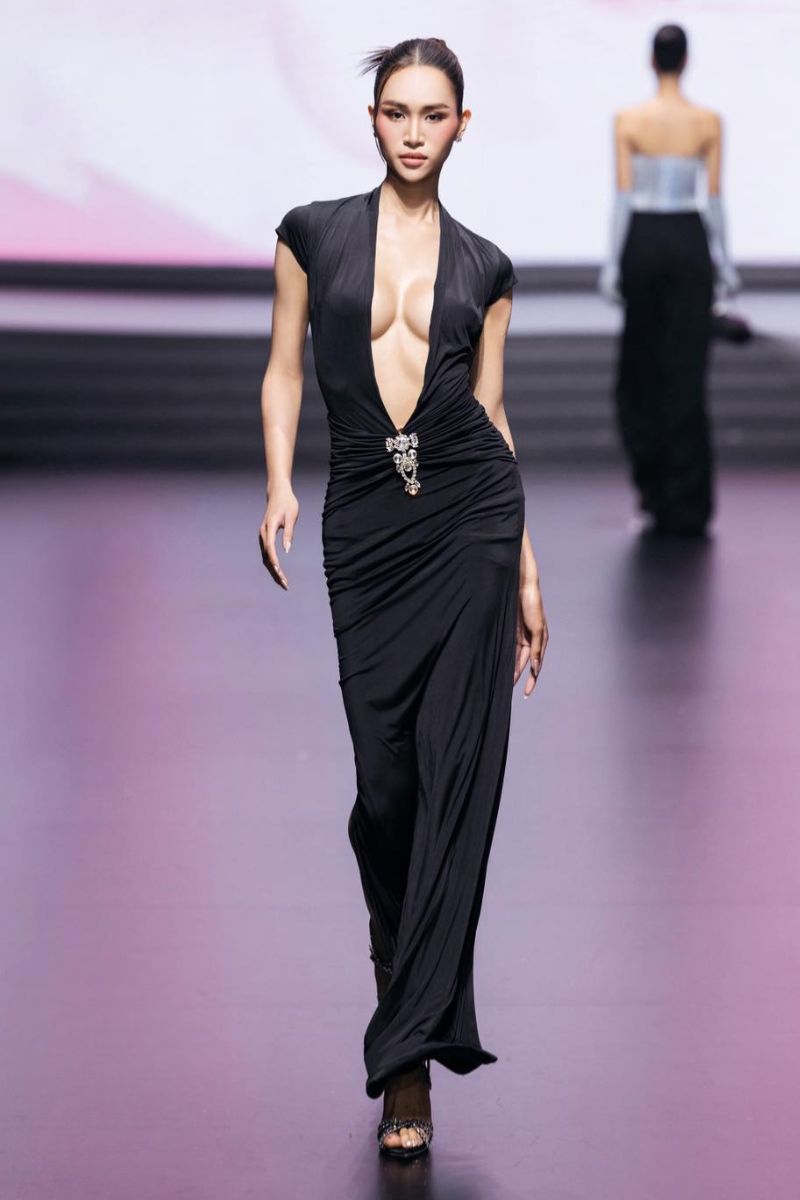 BLACK DEEP PLUNGE GOWN WITH BROOCH DETAIL - CULT MIA