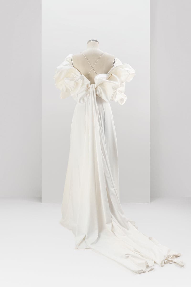 MINIMALISTIC SIMPLE GOWN WITH REMOVABLE MERINGUE FLOUNCES TRAIN - CULT MIA