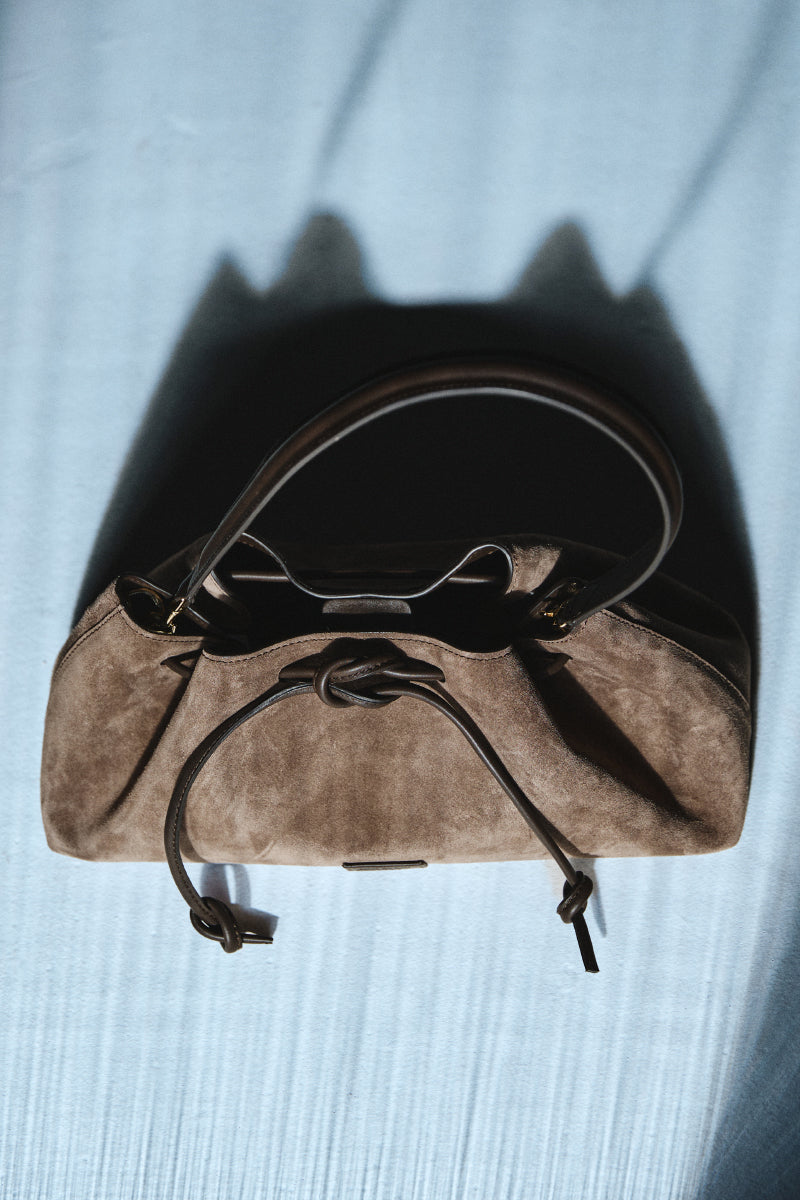 ARABESQUE BUCKET BAG IN TAUPE - CULT MIA