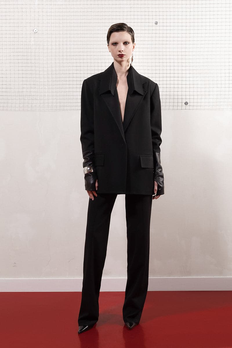 STURCTURED BLACK JACKET WITH LEATHER GLOVES SLEEVES | Vaska | CULT MIA