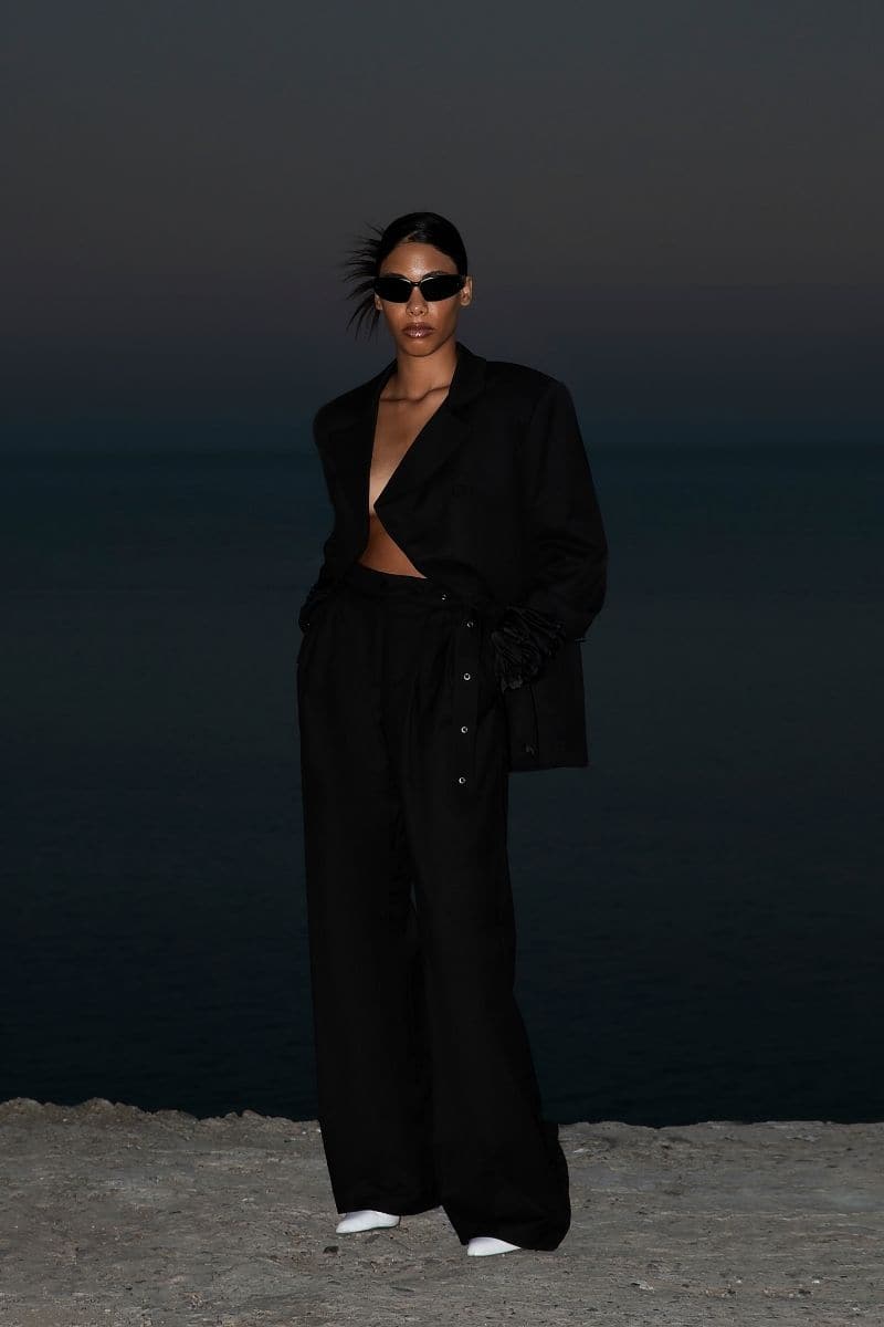 CRUMPLE-SLEEVE LONG BLACK BLAZER | Blikvanger | CULT MIA