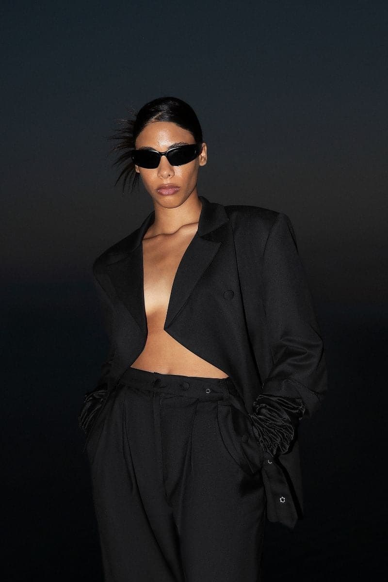CRUMPLE-SLEEVE LONG BLACK BLAZER | Blikvanger | CULT MIA