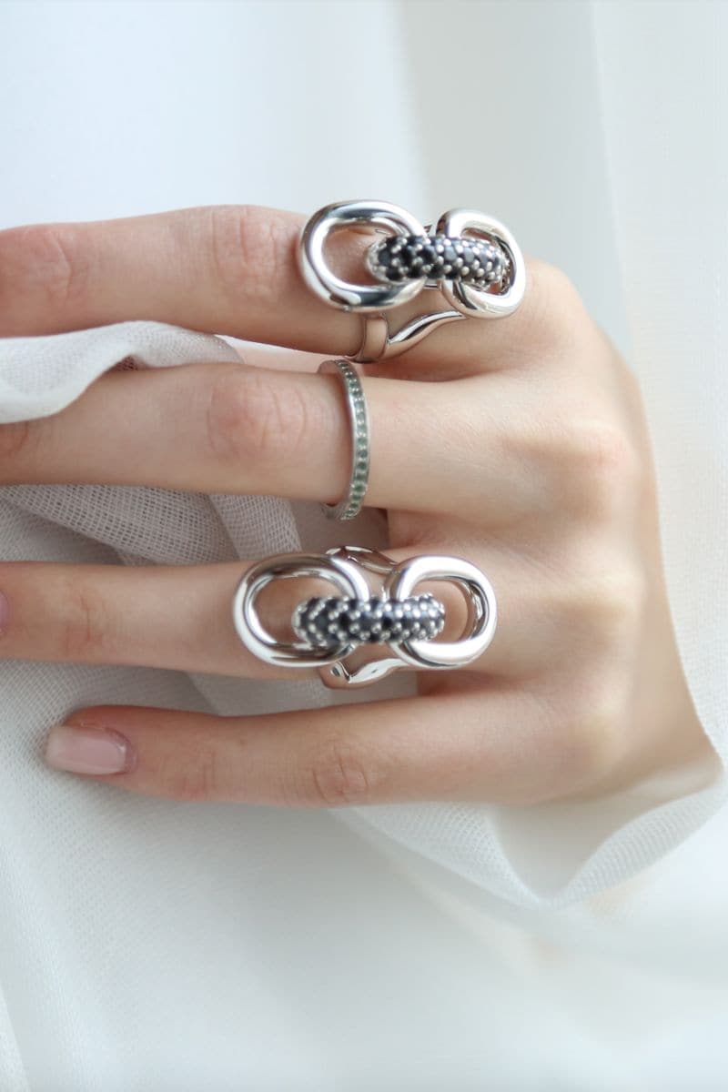 BLACK SPINEL LINKS RING | Sara Shala | CULT MIA