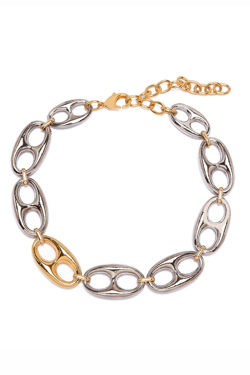 Silvia Gnecchi DAFNE chain necklace featuring elegant gold links on a neutral background.