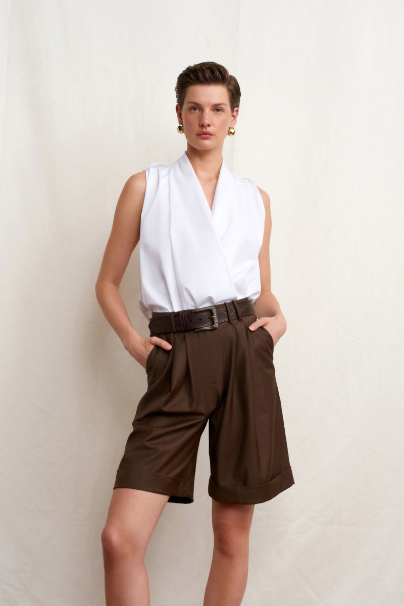 Acaria Studio Guru tailored brown shorts with a structured fit and classic design, shown on a model.
