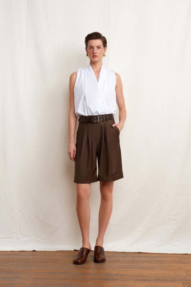 Acaria Studio brown tailored shorts with a relaxed fit, featuring a clean design and subtle stitching details.