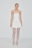 Elegant bridal short veil by JC Pajares, showcasing delicate lace and fine tulle for wedding hair accessories.