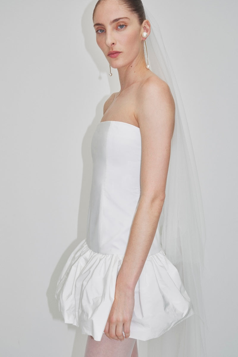 Elegant bridal short veil with delicate lace edges, designed as a hair accessory by JC Pajares for weddings.