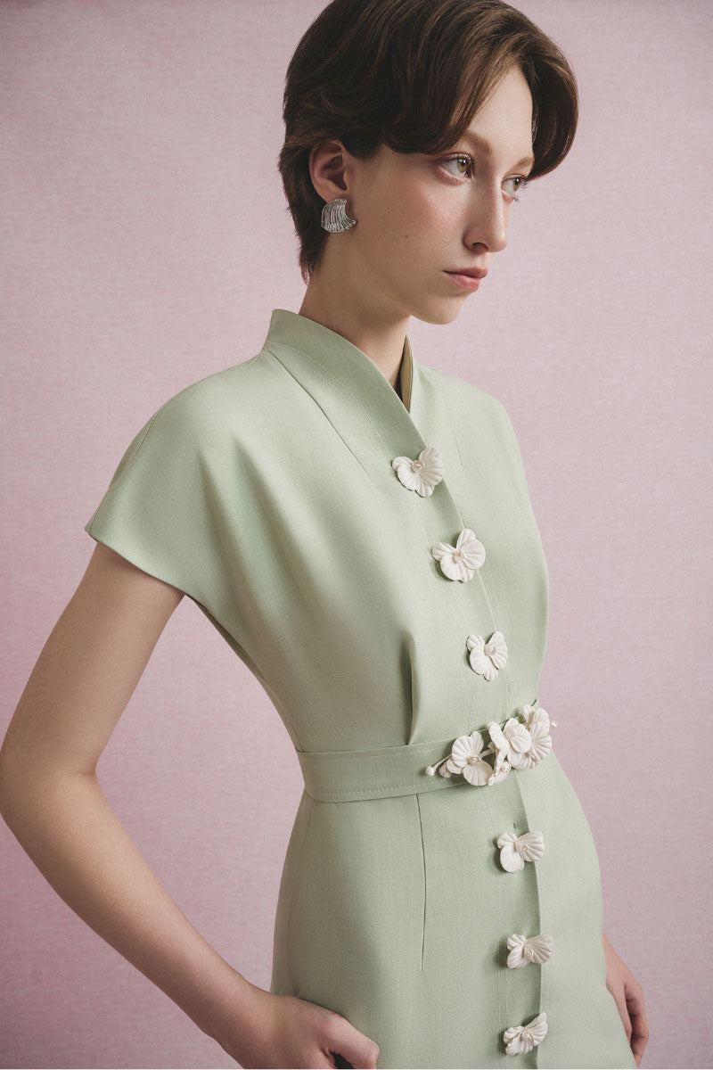 White Plan LIORA tailored midi dress featuring a fitted silhouette and elegant design, showcased on a model.