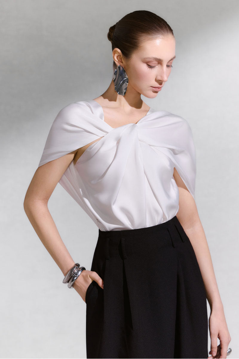 Arti Apparel VERIS TOP, stylish women's blouse with a relaxed fit and long sleeves, shown in a neutral color.