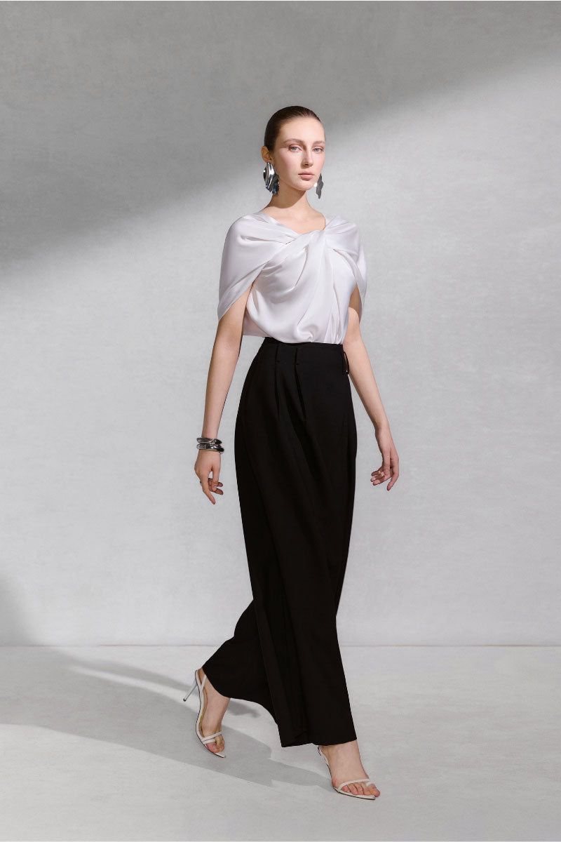 Arti Apparel VERIS TOP, stylish women's top with a relaxed fit, featuring a scoop neckline and soft fabric in a neutral color.