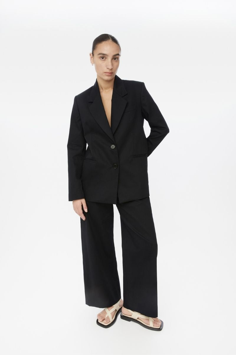 Dāl the Label cotton twill blazer in classic tailored style, featuring a structured fit and notch lapel, shown on a model.