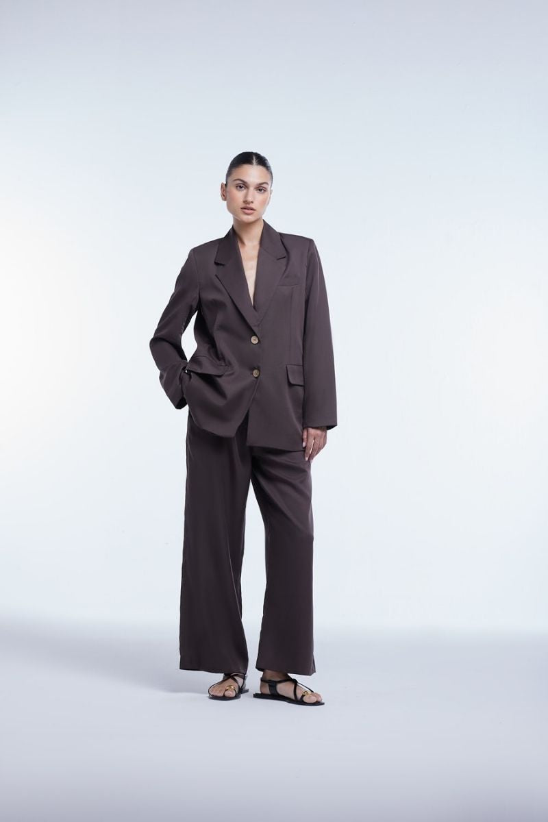Relaxed single-breasted blazer by Dāl the Label, shown in a stylish fit with tailored lapels and casual yet polished look.