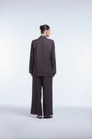 Dāl the Label relaxed single-breasted blazer in neutral fabric, tailored fit with lapel collar and button closure.