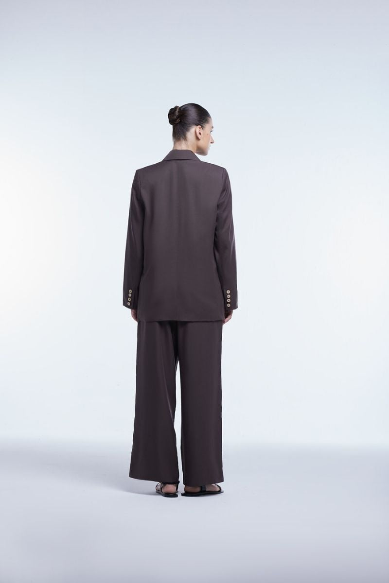 Dāl the Label relaxed single-breasted blazer in neutral fabric, tailored fit with lapel collar and button closure.