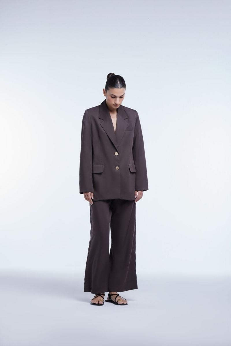 Relaxed single-breasted blazer by Dāl the Label, shown in a neutral color, tailored fit with lapel collar and button closure.