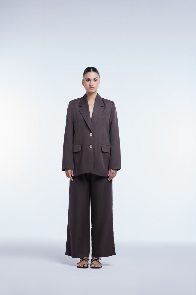 Relaxed single-breasted blazer by Dāl the Label featuring a tailored fit and classic lapel, shown in a neutral color.