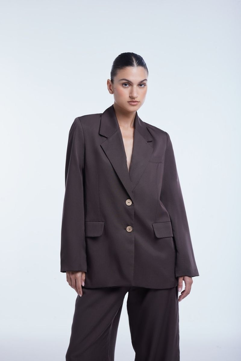 Relaxed single-breasted blazer by Dāl the Label, shown in a natural fit with lapels and tailored style.
