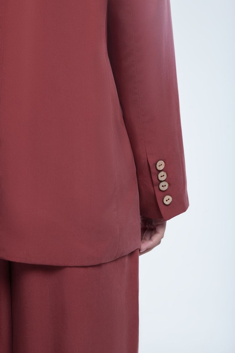 Dāl the Label relaxed single-breasted blazer in neutral fabric, tailored fit with lapel collar and front button closure.