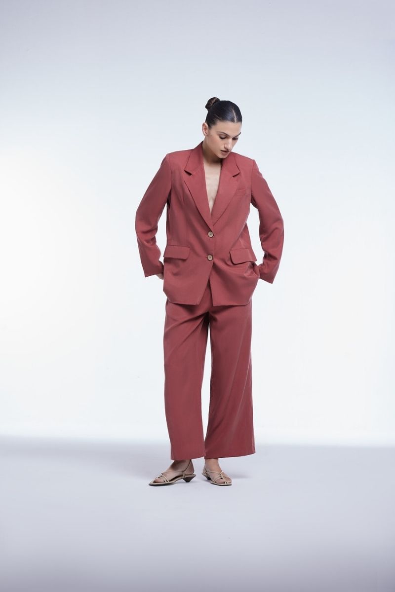Relaxed single-breasted blazer by Dāl the Label featuring a tailored fit and classic design, displayed on a mannequin.