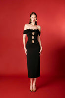 Do Long insecta off-shoulder gown with flowing fabric and elegant design, perfect for formal occasions.