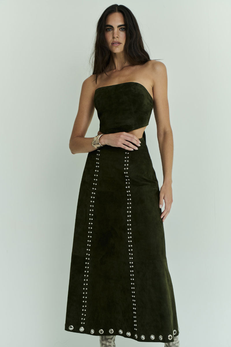 ZUT Navan long olive green maxi skirt with flowing fabric and waistband, styled for a elegant, casual look.