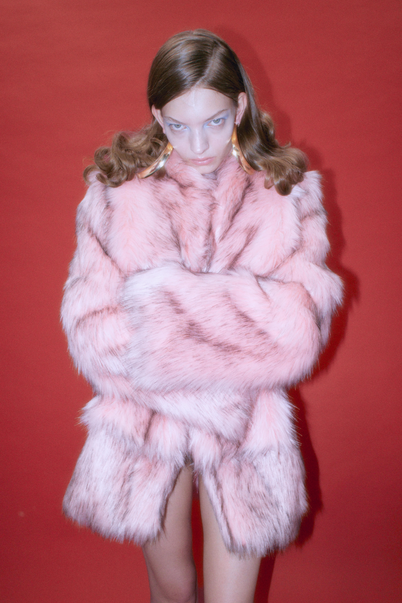 Sudi Etuz faux fur jacket with an attached scarf, stylish coat featuring plush fur material and a cozy, fashionable design.