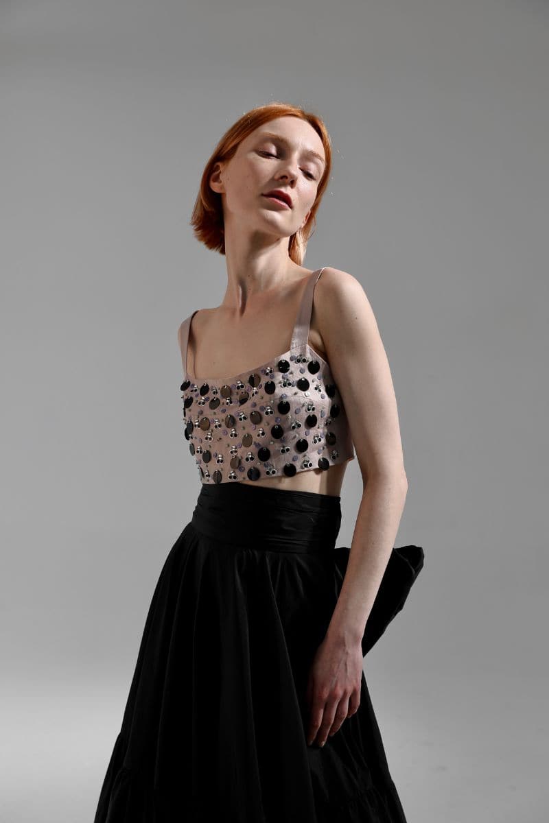 Nara Niro Dakota pink embroidered crop top with floral embroidery, short sleeves, and a fitted design for casual wear.