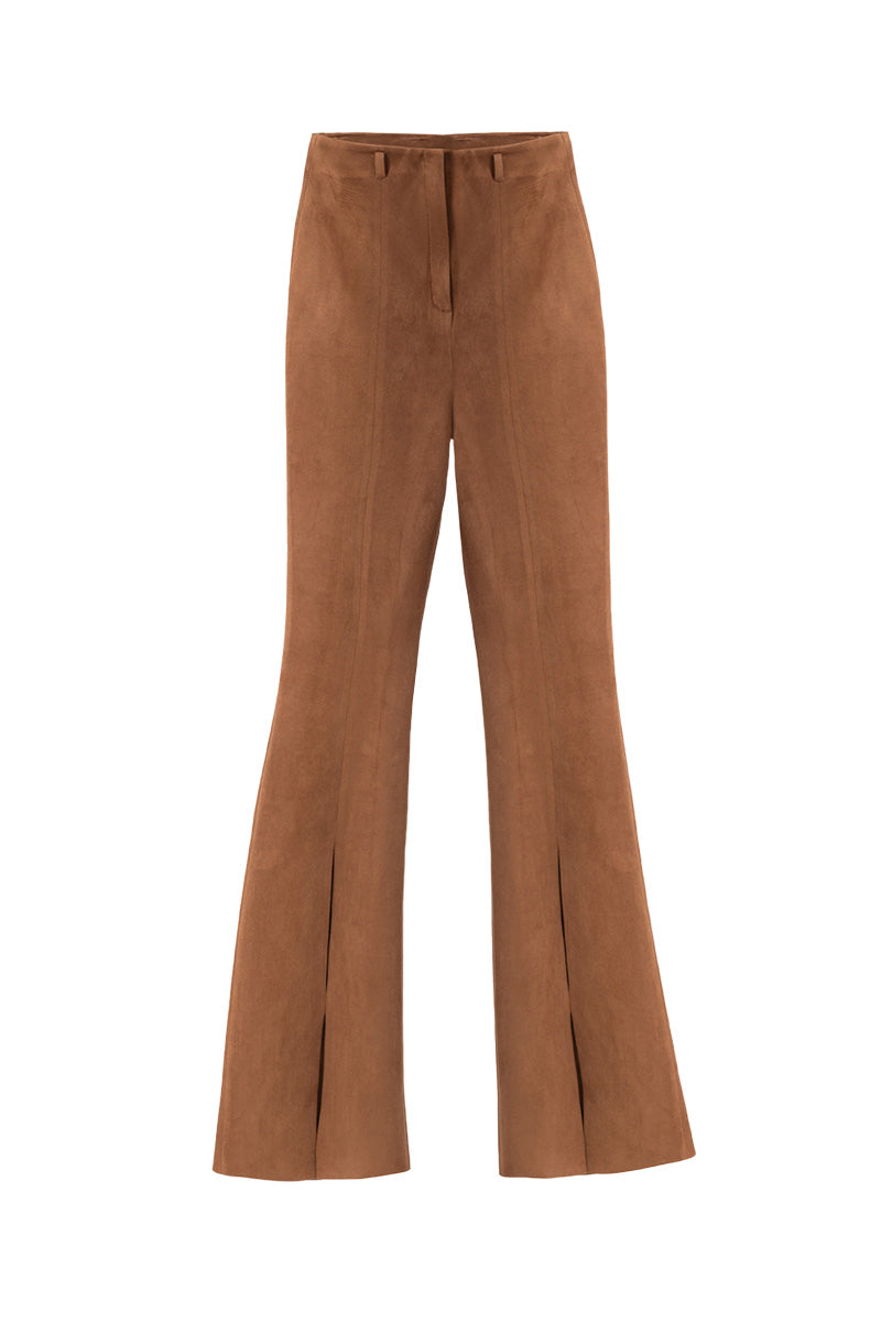 Kris Marán high-waisted suede pants in ginger color, tailored fit with a smooth texture, shown on a model.