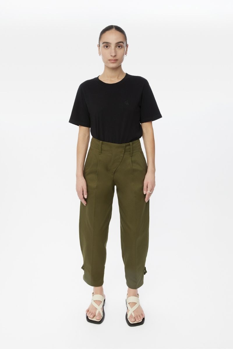 Light beige Dāl the Label canvas cotton pants with a relaxed fit and side pockets, displayed on a hanger.