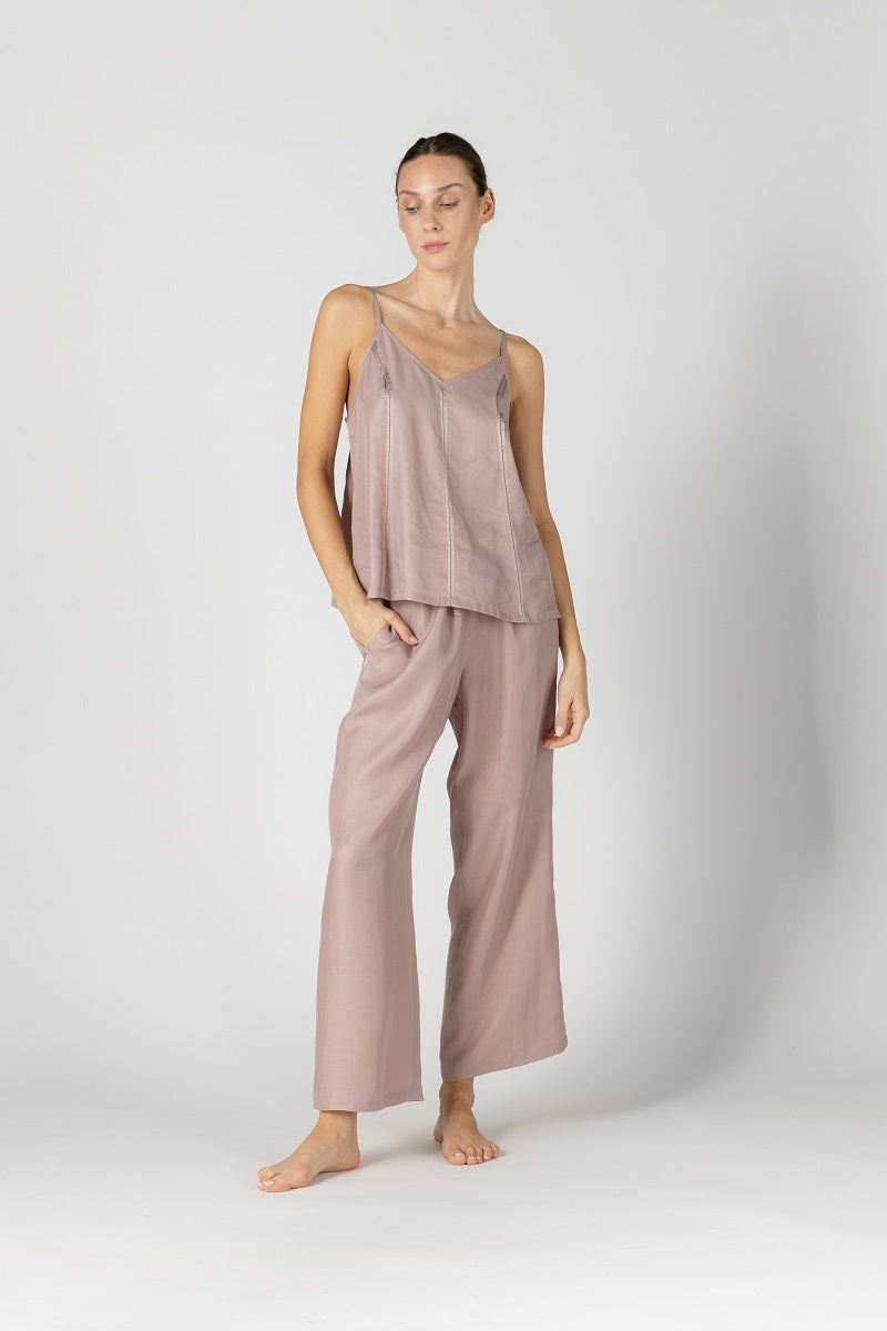 NK IMODE KACEY paperbag city pant in freckle print, loungewear with relaxed fit and high waist, shown in a stylish casual setting.