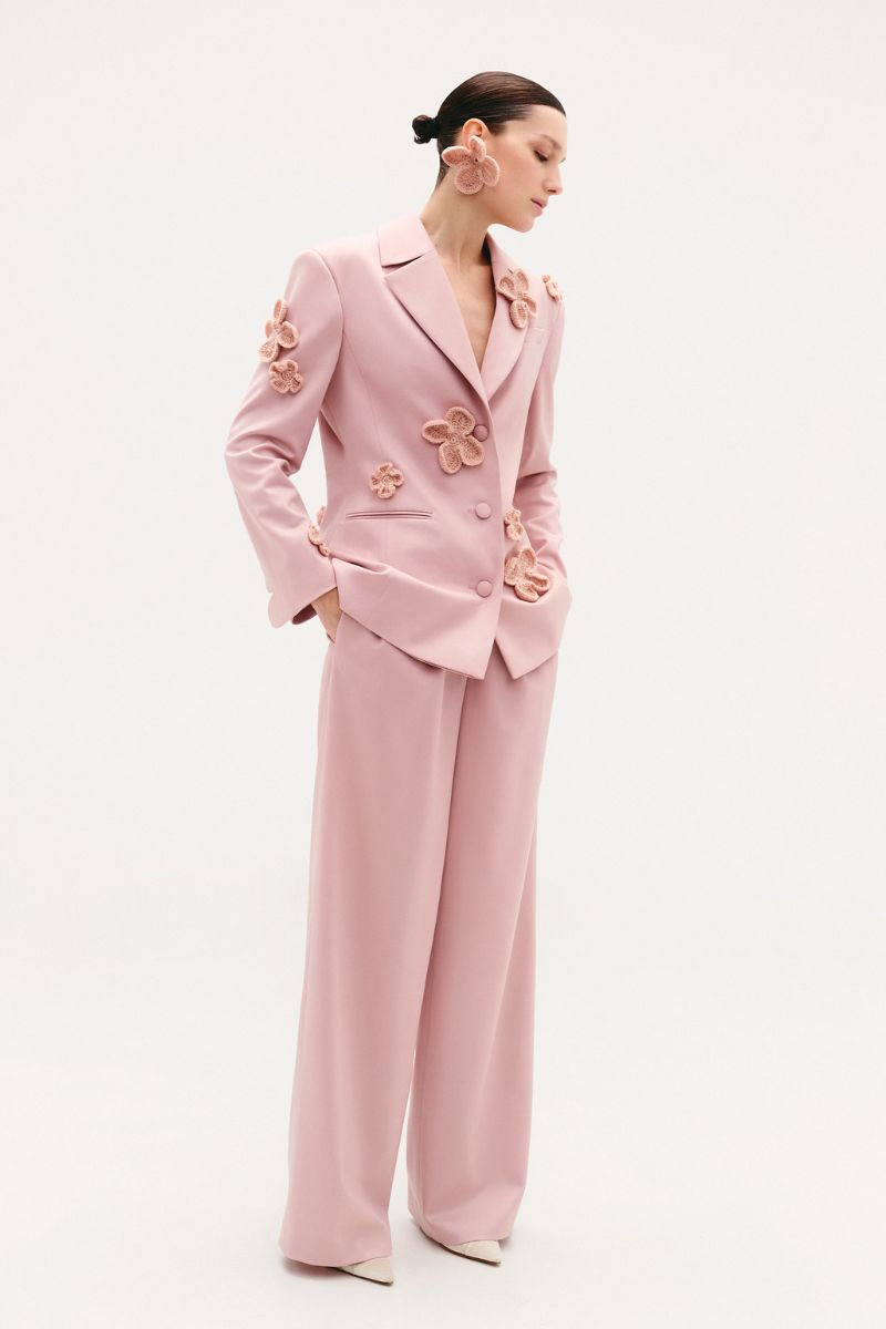 CLASSIC HOURGLASS JACKET WITH CROCHET FLORAL APPLIQUÉS IN POWDER - CULT MIA