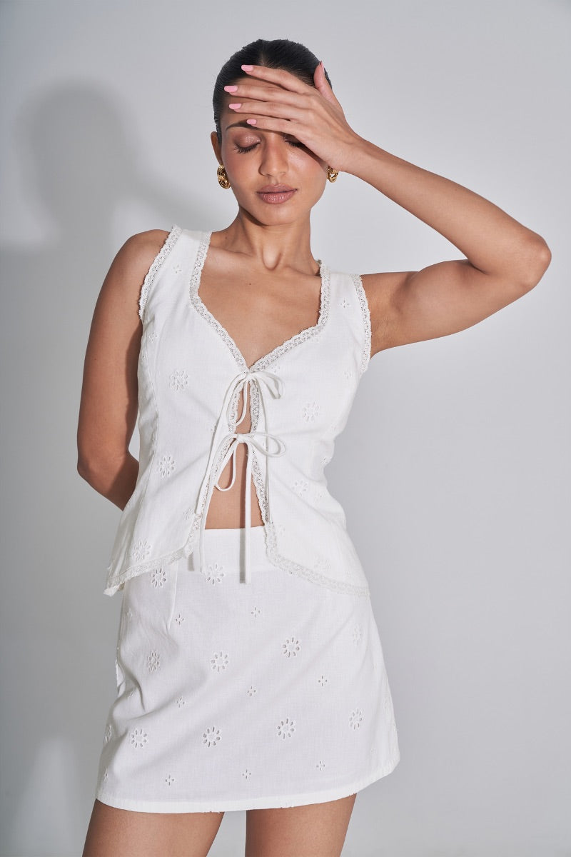 Summer Away Bahia top in off-white, casual sleeveless blouse with tie-front detail and relaxed fit.