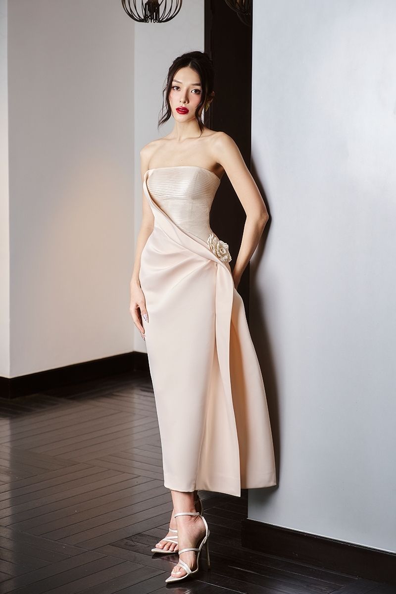 BEIGE STRAPLESS MIDI DRESS WITH FABRIC FLOWERS - CULT MIA