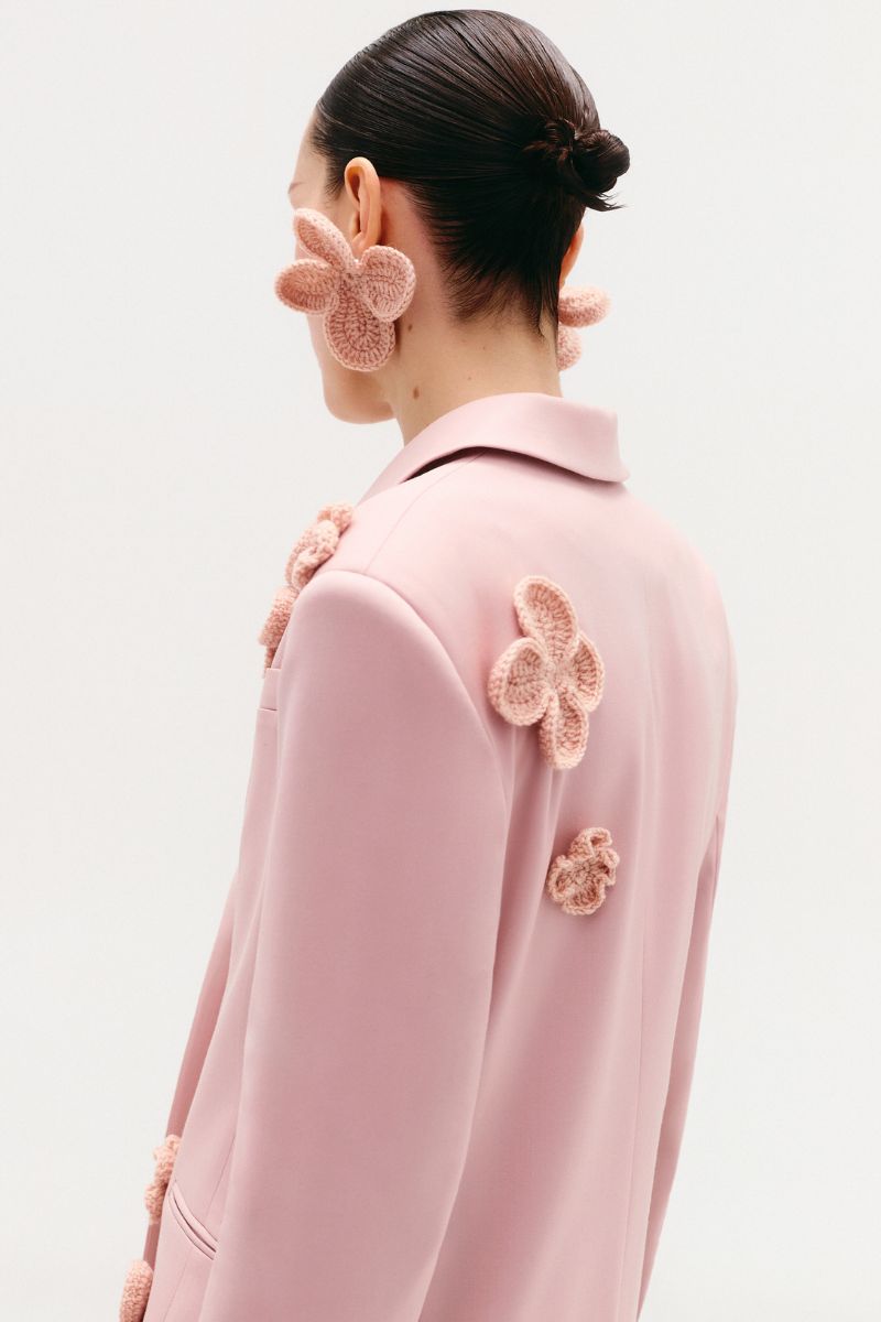 Malva Florea classic hourglass jacket with crochet floral appliqués in powder, stylish and elegant for modern fashion.