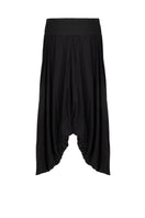 Black Sarquel pants by Kris Marán featuring a tailored fit and modern style, shown on a model.