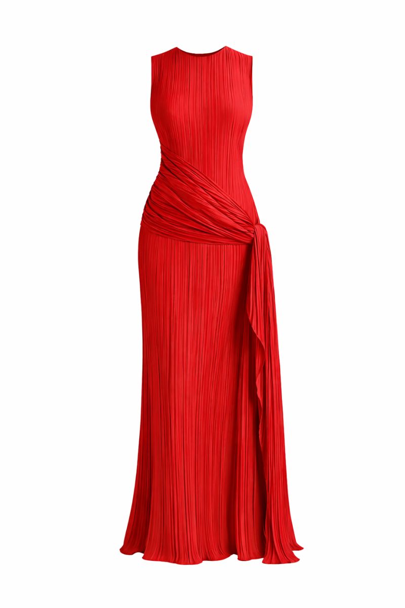 Maylé Vásquez Constante sleeveless maxi dress in flowing fabric, full-length design with a fitted waist and elegant neckline.