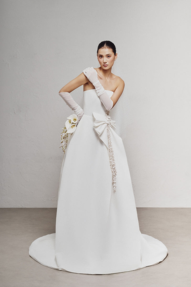 White Plan Leejie maxi dress featuring a flowing silhouette and elegant design, perfect for summer or special occasions.
