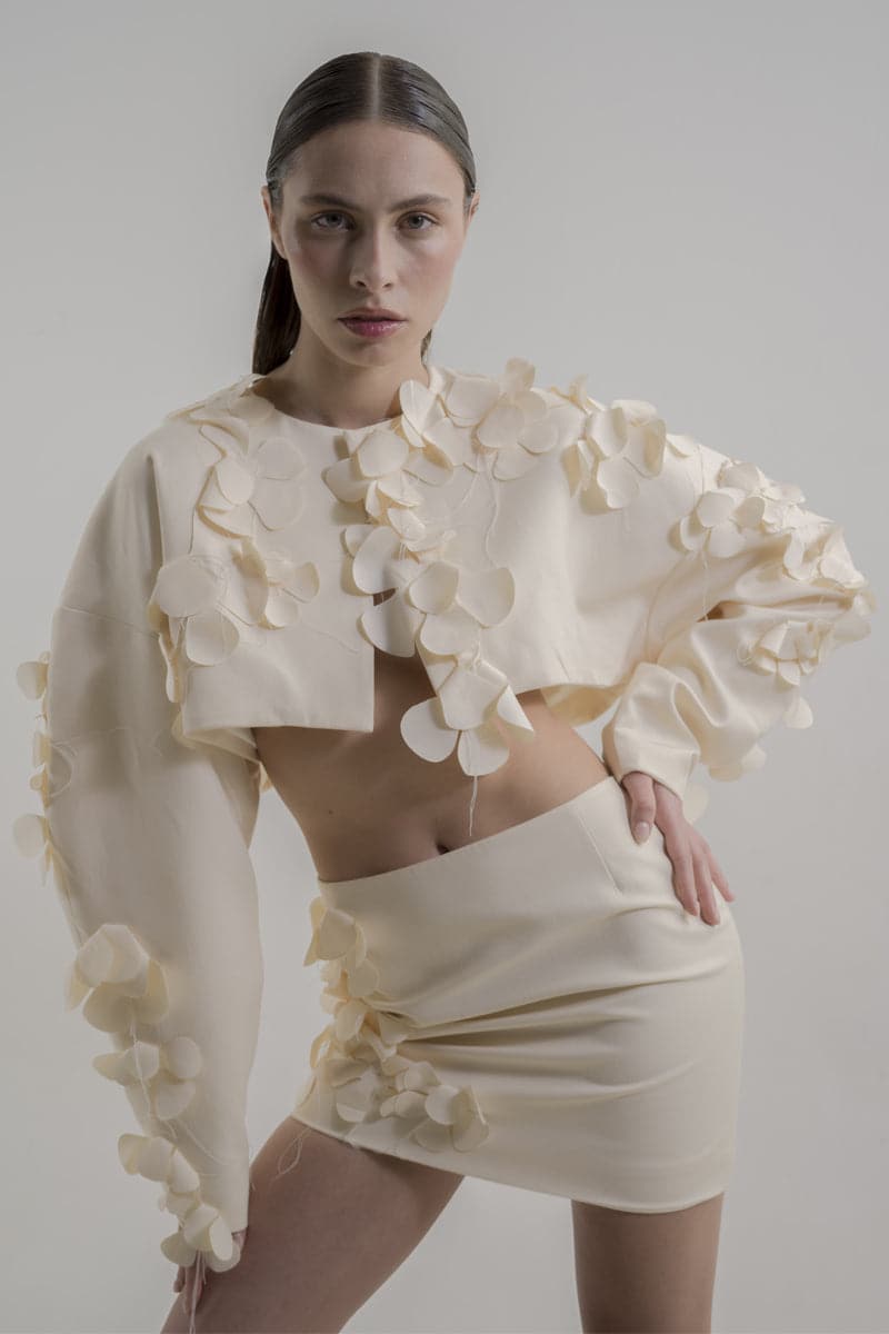 Blikvanger milky floral mini skirt with a fitted waist and colorful flower pattern, styled on a mannequin.