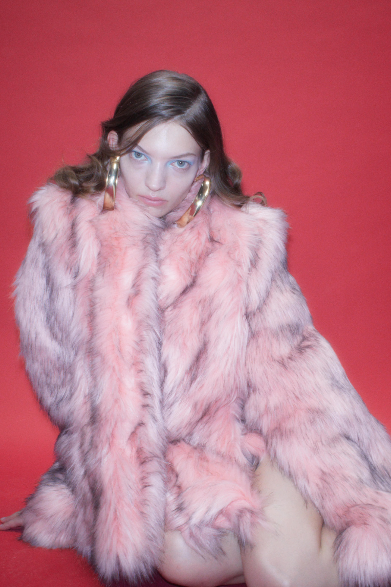 Sudi Etuz faux fur jacket with attached scarf, cozy coat featuring plush fur and stylish design, perfect for cold weather.
