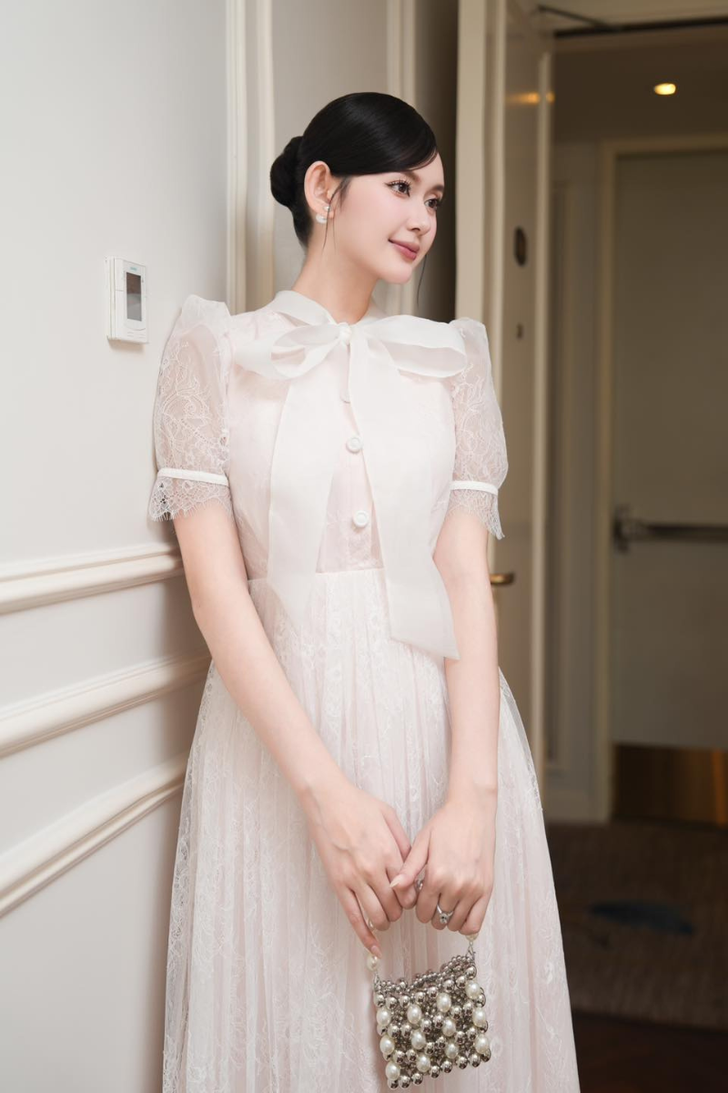 White Plan ILLEN midi dress featuring a flowy fabric and elegant design, perfect for stylish occasions.