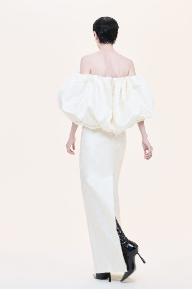 Nihan Peker Najla Bubble Gown in flowing fabric with voluminous design and elegant silhouette, displayed on a mannequin.