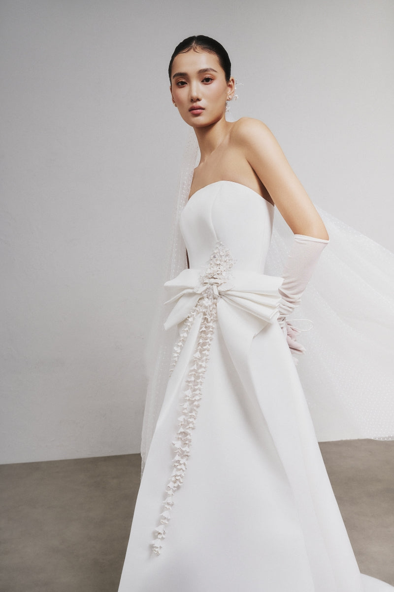 White Plan Lejei maxi dress featuring a flowing fabric, sleeveless design, and elegant silhouette suitable for casual or formal wear.
