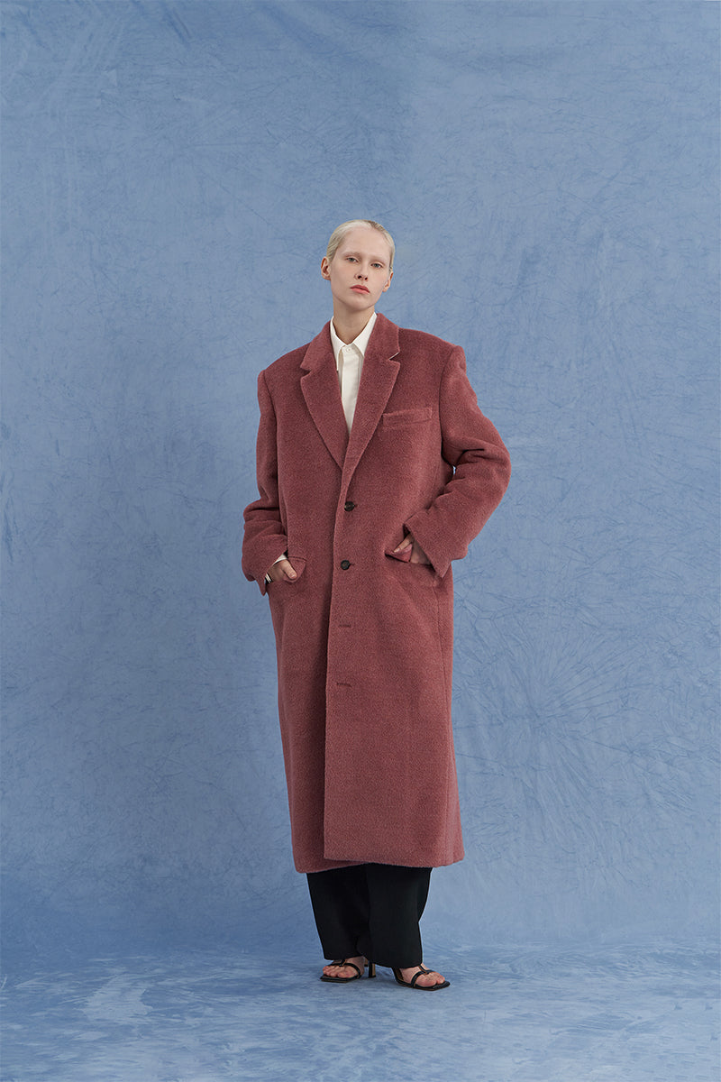 Pink oversized Suri alpaca coat by JINSUN, featuring a cozy, plush texture and relaxed fit, displayed on a mannequin.