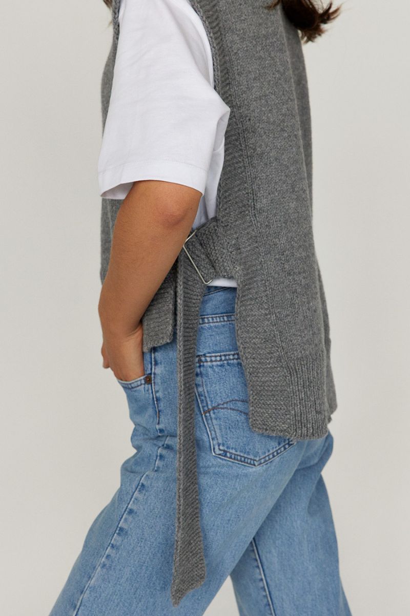 KALVOS VEST IN DOVEY GRAY - CULT MIA